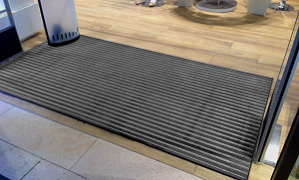 Как выбрать грязезащитное покрытие для магазина: практическое руководство